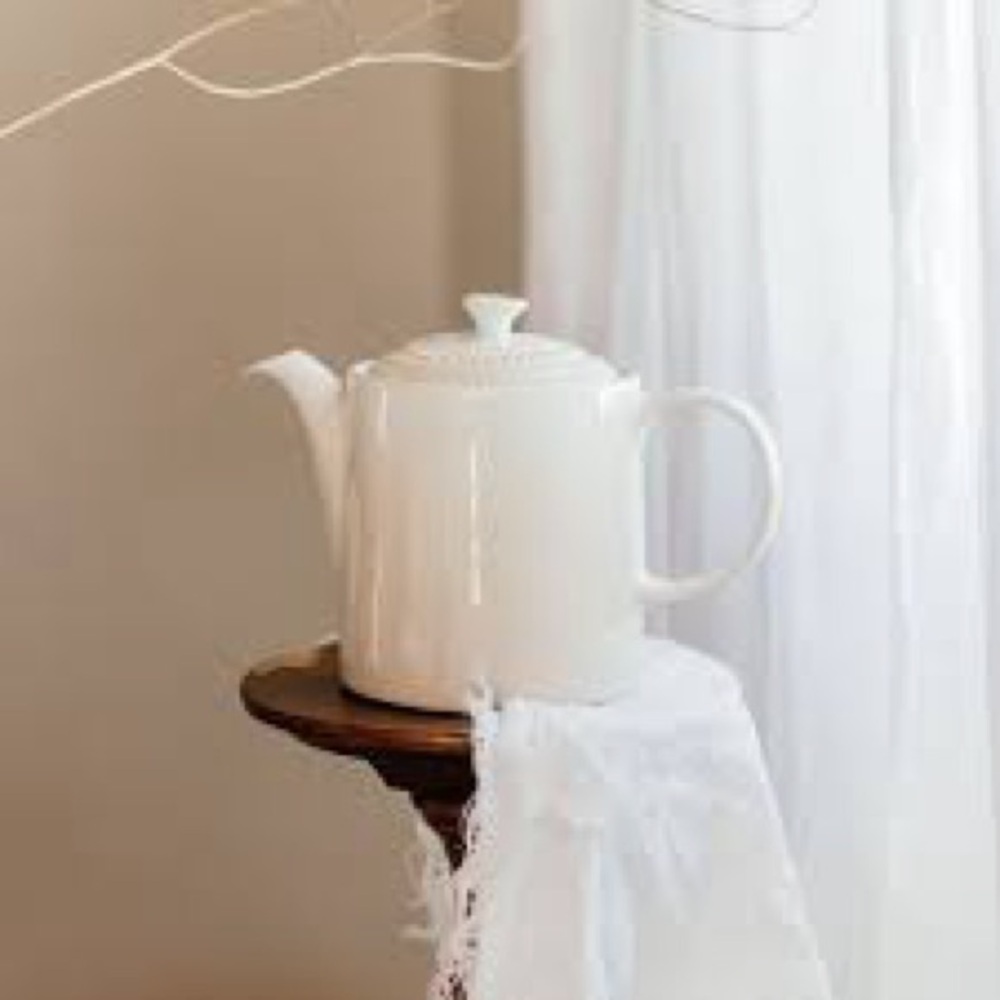 NEW Le Creuset Grand Teapot in White - Picture 2 of 3
